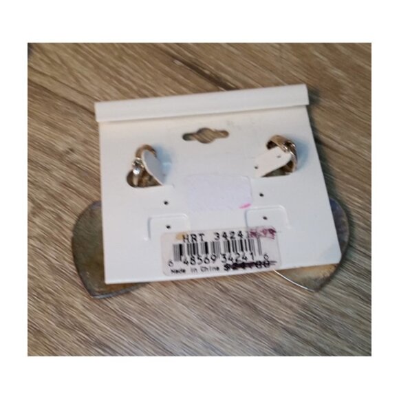 NEW Erica Lyons Heart Shape Enamel Clip On Earring - Picture 4 of 4